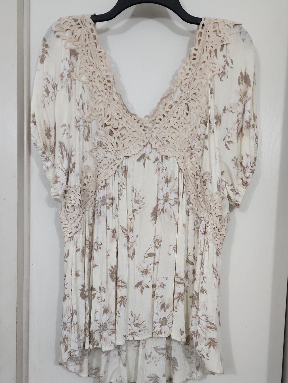 Evelyn Lace-Trim Floral V-Neck Blouse in Cream and Taupe